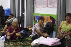 北方的救援队和当地村委会配备新的冲锋艇和救生艇