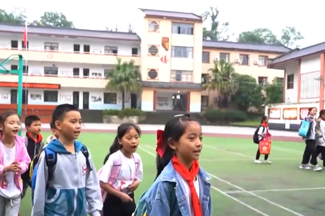 校园还把防溺水安全教育讲堂搬到河滨专业人员进行现场教学 校园还把防溺水安全教育讲堂搬到河滨专业人员进行现场教学