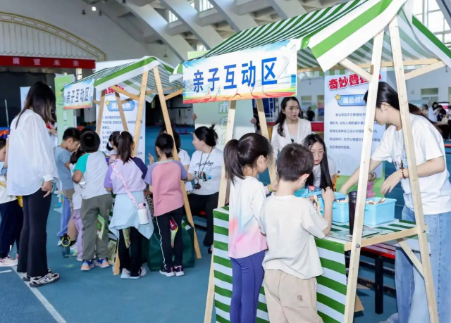 同学们沉浸式体会了一把撕纸插画游戏深受震撼 同学们沉浸式体会了一把撕纸插画游戏深受震撼